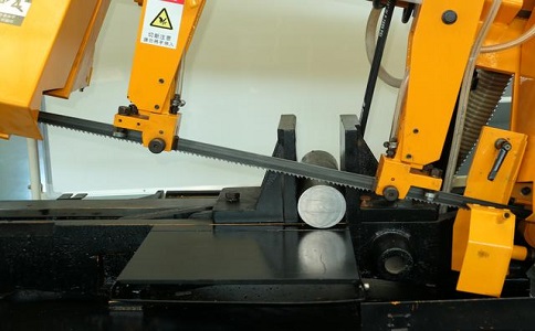 江夏数控带锯床自动送料精度会出现偏差吗？