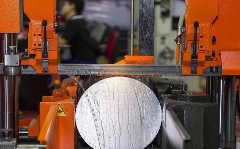 江夏立式金属带锯床切削出现跑带故障解决方法！